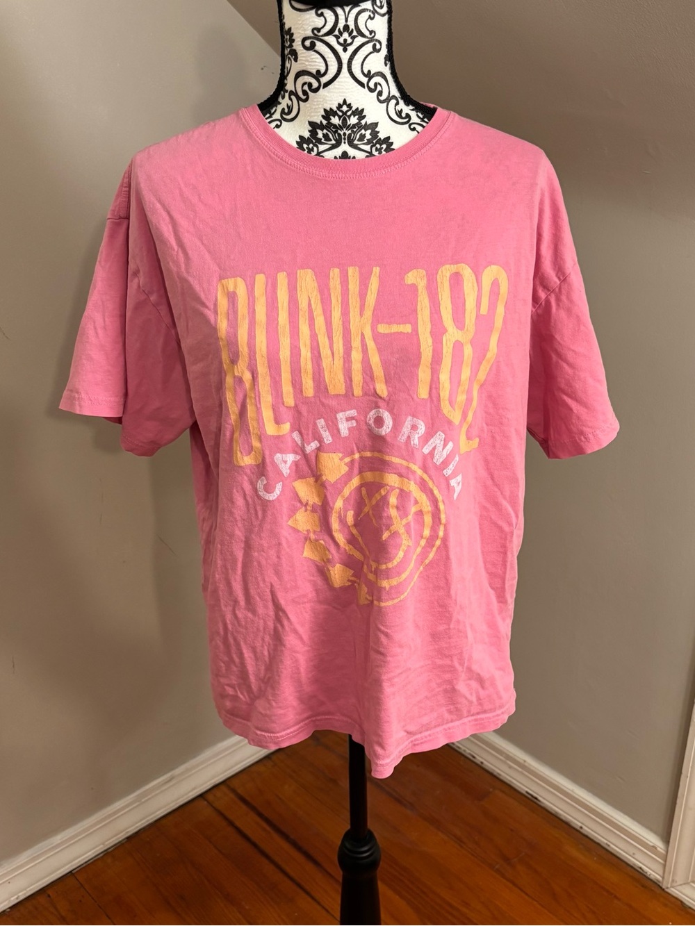 Blink-182 California pink T Shirt size medium Pop Punk Women’s band tee